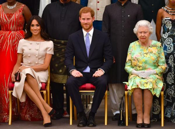 Vì sao Hoàng tử Harry - Meghan Markle tình tứ mọi nơi nhưng lại không dám nắm tay trước mặt Nữ hoàng Elizabeth? Vì sao Hoàng tử Harry - Meghan Markle tình tứ mọi nơi nhưng lại không dám nắm tay trước mặt Nữ hoàng Elizabeth?