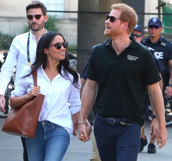 Vì sao Hoàng tử Harry - Meghan Markle tình tứ mọi nơi nhưng lại không dám nắm tay trước mặt Nữ hoàng Elizabeth? Vì sao Hoàng tử Harry - Meghan Markle tình tứ mọi nơi nhưng lại không dám nắm tay trước mặt Nữ hoàng Elizabeth?