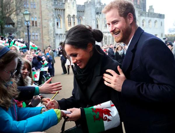 Vì sao Hoàng tử Harry - Meghan Markle tình tứ mọi nơi nhưng lại không dám nắm tay trước mặt Nữ hoàng Elizabeth? Vì sao Hoàng tử Harry - Meghan Markle tình tứ mọi nơi nhưng lại không dám nắm tay trước mặt Nữ hoàng Elizabeth?