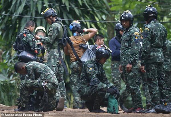 Huấn luyện viên đội bóng Thái Lan gửi tâm thư xin lỗi đến bố mẹ của các học trò Huấn luyện viên đội bóng Thái Lan gửi tâm thư xin lỗi đến bố mẹ của các học trò
