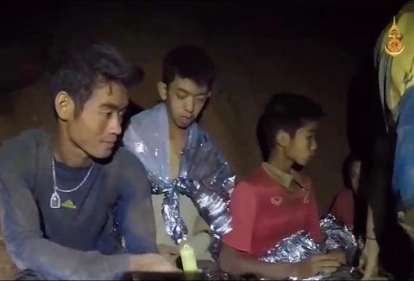 Huấn luyện viên đội bóng Thái Lan gửi tâm thư xin lỗi đến bố mẹ của các học trò Huấn luyện viên đội bóng Thái Lan gửi tâm thư xin lỗi đến bố mẹ của các học trò