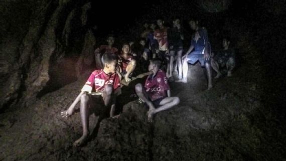 Huấn luyện viên đội bóng Thái Lan gửi tâm thư xin lỗi đến bố mẹ của các học trò Huấn luyện viên đội bóng Thái Lan gửi tâm thư xin lỗi đến bố mẹ của các học trò