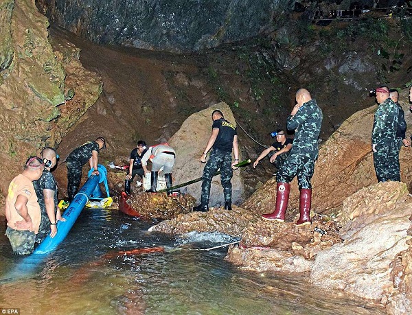 Huấn luyện viên đội bóng Thái Lan gửi tâm thư xin lỗi đến bố mẹ của các học trò Huấn luyện viên đội bóng Thái Lan gửi tâm thư xin lỗi đến bố mẹ của các học trò