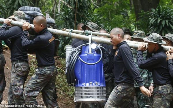 Huấn luyện viên đội bóng Thái Lan gửi tâm thư xin lỗi đến bố mẹ của các học trò Huấn luyện viên đội bóng Thái Lan gửi tâm thư xin lỗi đến bố mẹ của các học trò