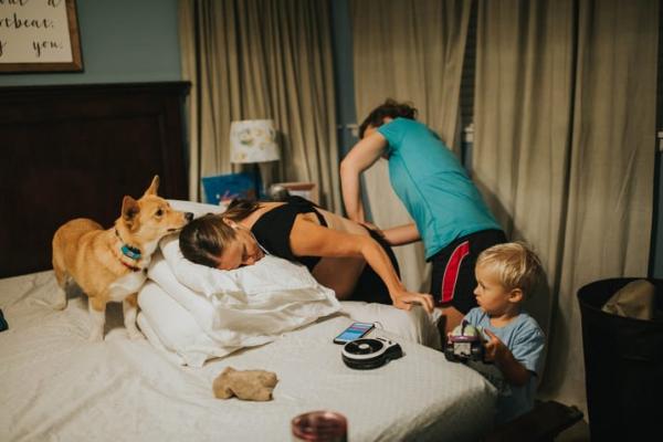 Cảm động chú chó Corgi biết giúp chủ của mình vượt qua cơn sinh nở tại nhà Cảm động chú chó Corgi biết giúp chủ của mình vượt qua cơn sinh nở tại nhà