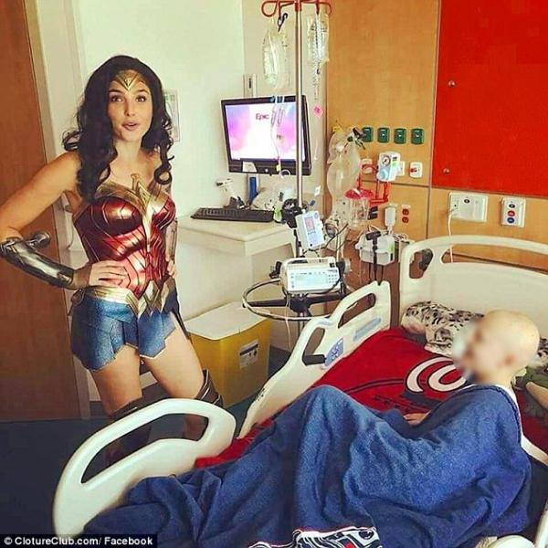 'Wonder Woman' Gal Gadot mặc trang phục siêu anh hùng đến thăm bệnh viện nhi 'Wonder Woman' Gal Gadot mặc trang phục siêu anh hùng đến thăm bệnh viện nhi