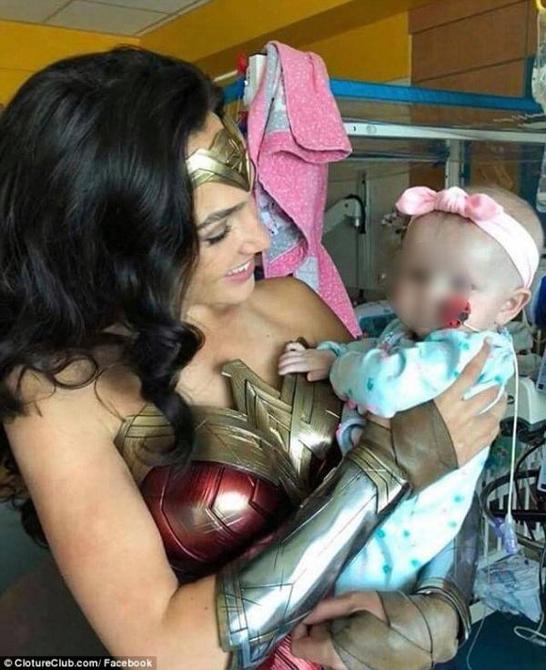 'Wonder Woman' Gal Gadot mặc trang phục siêu anh hùng đến thăm bệnh viện nhi 'Wonder Woman' Gal Gadot mặc trang phục siêu anh hùng đến thăm bệnh viện nhi