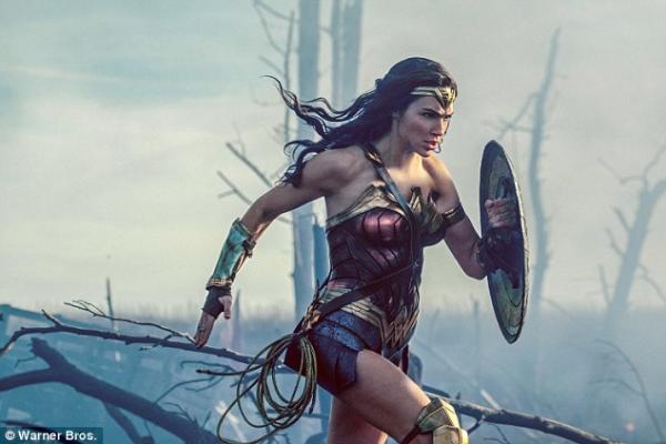 'Wonder Woman' Gal Gadot mặc trang phục siêu anh hùng đến thăm bệnh viện nhi 'Wonder Woman' Gal Gadot mặc trang phục siêu anh hùng đến thăm bệnh viện nhi
