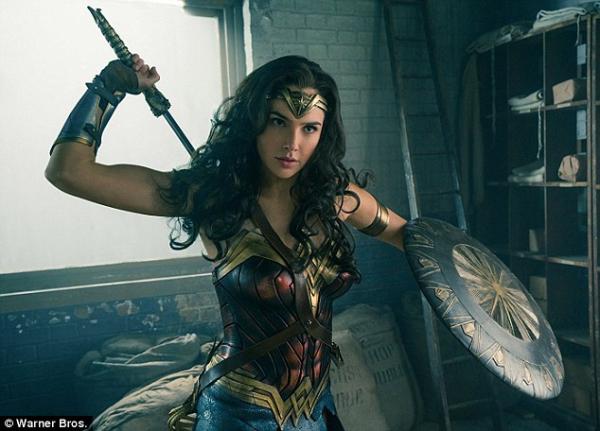 'Wonder Woman' Gal Gadot mặc trang phục siêu anh hùng đến thăm bệnh viện nhi 'Wonder Woman' Gal Gadot mặc trang phục siêu anh hùng đến thăm bệnh viện nhi