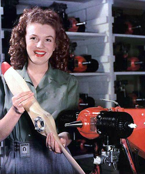 Hành trình từ một cô gái quê mùa trở thành minh tinh màn bạc của Marilyn Monroe Hành trình từ một cô gái quê mùa trở thành minh tinh màn bạc của Marilyn Monroe
