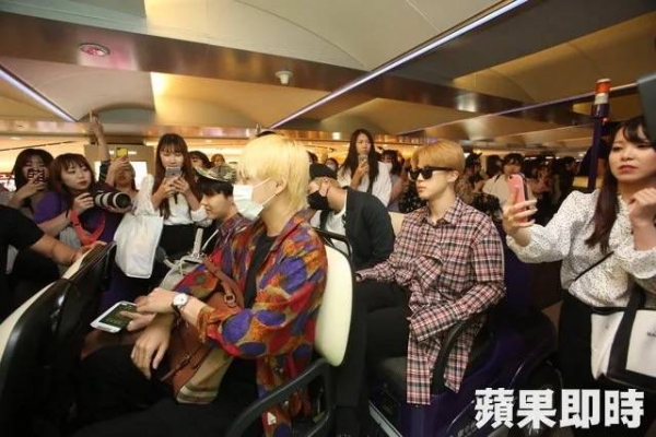 Đây là lí do quản lý sao Hàn thô bạo với fans cuồng 'bám dính' thần tượng tại sân bay Đây là lí do quản lý sao Hàn thô bạo với fans cuồng 'bám dính' thần tượng tại sân bay