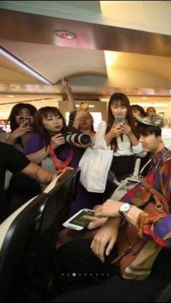 Đây là lí do quản lý sao Hàn thô bạo với fans cuồng 'bám dính' thần tượng tại sân bay Đây là lí do quản lý sao Hàn thô bạo với fans cuồng 'bám dính' thần tượng tại sân bay