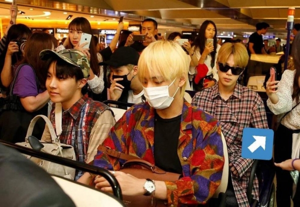 Đây là lí do quản lý sao Hàn thô bạo với fans cuồng 'bám dính' thần tượng tại sân bay Đây là lí do quản lý sao Hàn thô bạo với fans cuồng 'bám dính' thần tượng tại sân bay
