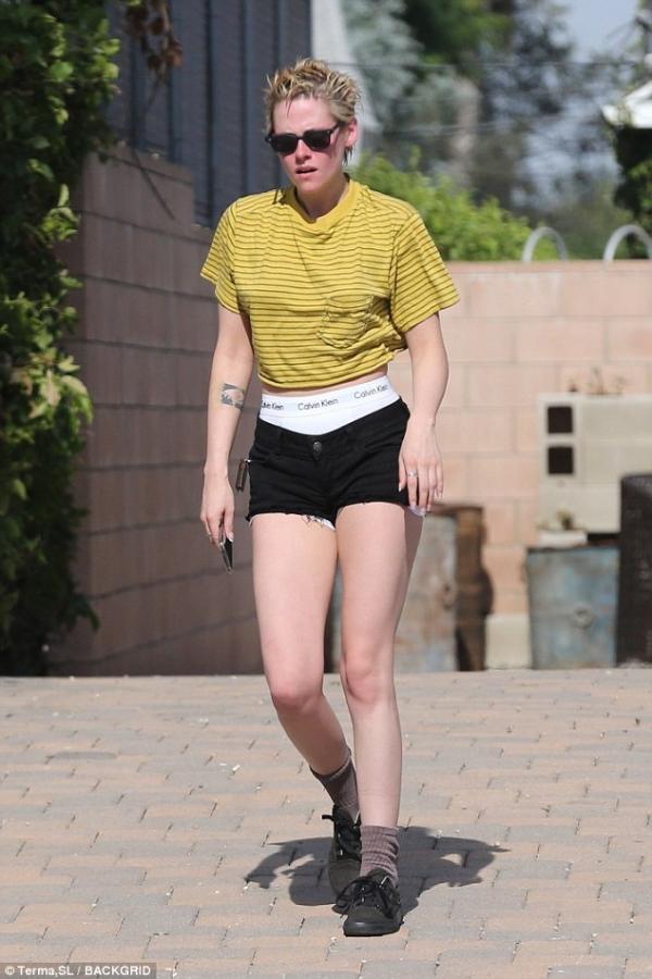 Kristen Stewart khoe cả 'quần chíp' Calvin Klein khi ra đường vì trời quá nóng Kristen Stewart khoe cả 'quần chíp' Calvin Klein khi ra đường vì trời quá nóng