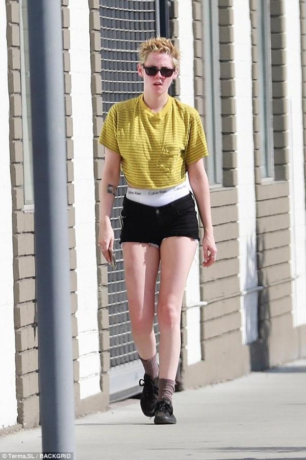 Kristen Stewart khoe cả 'quần chíp' Calvin Klein khi ra đường vì trời quá nóng Kristen Stewart khoe cả 'quần chíp' Calvin Klein khi ra đường vì trời quá nóng