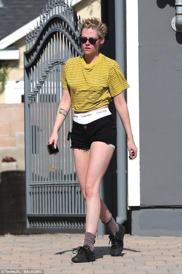 Kristen Stewart khoe cả 'quần chíp' Calvin Klein khi ra đường vì trời quá nóng Kristen Stewart khoe cả 'quần chíp' Calvin Klein khi ra đường vì trời quá nóng