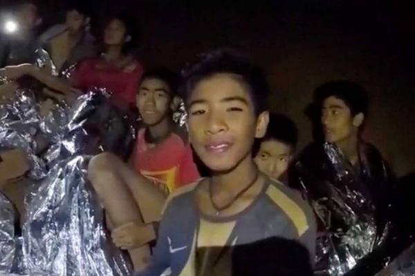 Những bức vẽ cảm động và dễ thương về chiến dịch giải cứu đội bóng nhí ở Thái Lan Những bức vẽ cảm động và dễ thương về chiến dịch giải cứu đội bóng nhí ở Thái Lan