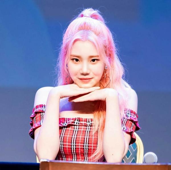 Lịch sử nhan sắc của JooE (Momoland) - nữ idol tự tin thừa nhận 'dao kéo' trên truyền hình Lịch sử nhan sắc của JooE (Momoland) - nữ idol tự tin thừa nhận 'dao kéo' trên truyền hình