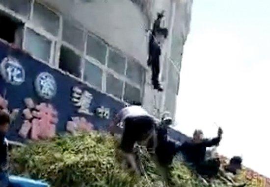 Nạn nhân trong đám cháy lớn may mắn thoát chết nhờ... xe chở rau mầm Nạn nhân trong đám cháy lớn may mắn thoát chết nhờ... xe chở rau mầm