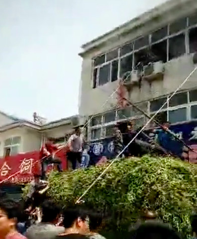 Nạn nhân trong đám cháy lớn may mắn thoát chết nhờ... xe chở rau mầm Nạn nhân trong đám cháy lớn may mắn thoát chết nhờ... xe chở rau mầm