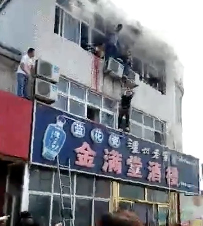 Nạn nhân trong đám cháy lớn may mắn thoát chết nhờ... xe chở rau mầm Nạn nhân trong đám cháy lớn may mắn thoát chết nhờ... xe chở rau mầm