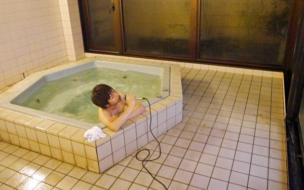 Hát karaoke đã đời trong bồn tắm nước nóng - dịch vụ mới toanh đang gây sốt ở Nhật Bản Hát karaoke đã đời trong bồn tắm nước nóng - dịch vụ mới toanh đang gây sốt ở Nhật Bản