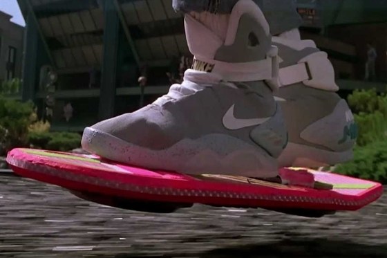 Chiếc giày huyền thoại Nike Air Mag 'Back to the Future' được bán với giá hơn 2 tỷ đồng Chiếc giày huyền thoại Nike Air Mag 'Back to the Future' được bán với giá hơn 2 tỷ đồng
