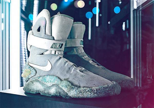 Chiếc giày huyền thoại Nike Air Mag 'Back to the Future' được bán với giá hơn 2 tỷ đồng Chiếc giày huyền thoại Nike Air Mag 'Back to the Future' được bán với giá hơn 2 tỷ đồng