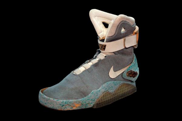 Chiếc giày huyền thoại Nike Air Mag 'Back to the Future' được bán với giá hơn 2 tỷ đồng Chiếc giày huyền thoại Nike Air Mag 'Back to the Future' được bán với giá hơn 2 tỷ đồng