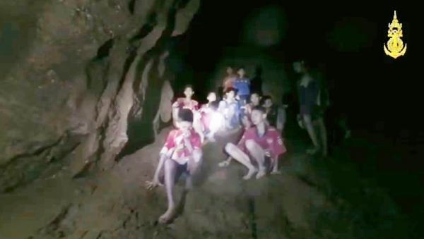Dân Thái hoang mang trước những tấm ảnh ma ở hang động đội bóng nhí bị mắc kẹt Dân Thái hoang mang trước những tấm ảnh ma ở hang động đội bóng nhí bị mắc kẹt