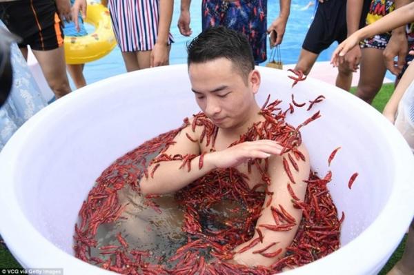 Thi ăn ớt trong thời tiết nóng cực độ ở Trung Quốc, quán quân 'xơi' hết 50 trái chỉ mất 68 giây Thi ăn ớt trong thời tiết nóng cực độ ở Trung Quốc, quán quân 'xơi' hết 50 trái chỉ mất 68 giây