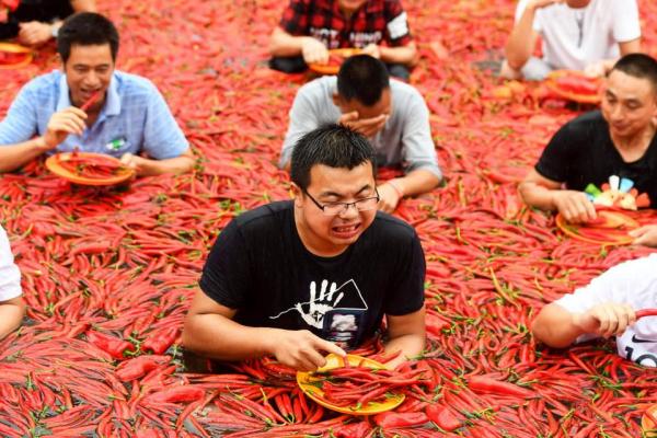 Thi ăn ớt trong thời tiết nóng cực độ ở Trung Quốc, quán quân 'xơi' hết 50 trái chỉ mất 68 giây Thi ăn ớt trong thời tiết nóng cực độ ở Trung Quốc, quán quân 'xơi' hết 50 trái chỉ mất 68 giây