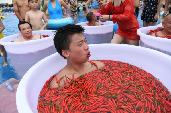Thi ăn ớt trong thời tiết nóng cực độ ở Trung Quốc, quán quân 'xơi' hết 50 trái chỉ mất 68 giây Thi ăn ớt trong thời tiết nóng cực độ ở Trung Quốc, quán quân 'xơi' hết 50 trái chỉ mất 68 giây