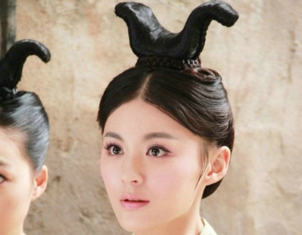 Thời trang tóc 'trời ơi đất hỡi' trong phim Hoa ngữ: Không đùi gà thì cũng là bánh sừng trâu Thời trang tóc 'trời ơi đất hỡi' trong phim Hoa ngữ: Không đùi gà thì cũng là bánh sừng trâu