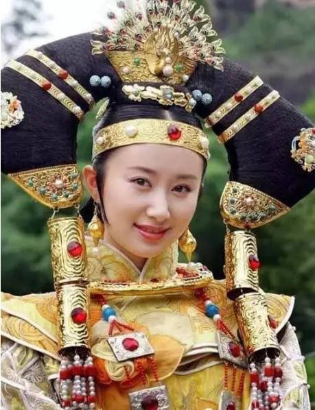 Thời trang tóc 'trời ơi đất hỡi' trong phim Hoa ngữ: Không đùi gà thì cũng là bánh sừng trâu Thời trang tóc 'trời ơi đất hỡi' trong phim Hoa ngữ: Không đùi gà thì cũng là bánh sừng trâu