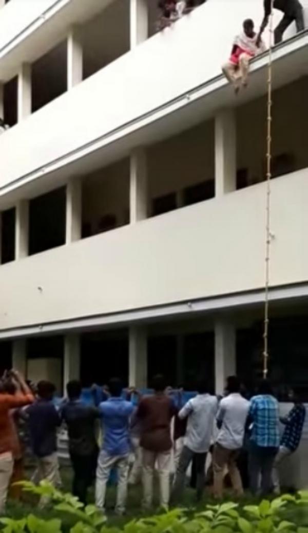 Diễn tập phòng thiên tai, nữ sinh Ấn Độ thiệt mạng vì bị thầy hướng dẫn đẩy từ tầng 2 xuống Diễn tập phòng thiên tai, nữ sinh Ấn Độ thiệt mạng vì bị thầy hướng dẫn đẩy từ tầng 2 xuống