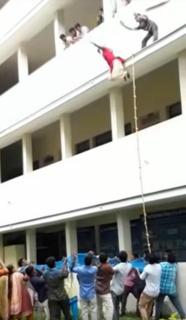 Diễn tập phòng thiên tai, nữ sinh Ấn Độ thiệt mạng vì bị thầy hướng dẫn đẩy từ tầng 2 xuống Diễn tập phòng thiên tai, nữ sinh Ấn Độ thiệt mạng vì bị thầy hướng dẫn đẩy từ tầng 2 xuống