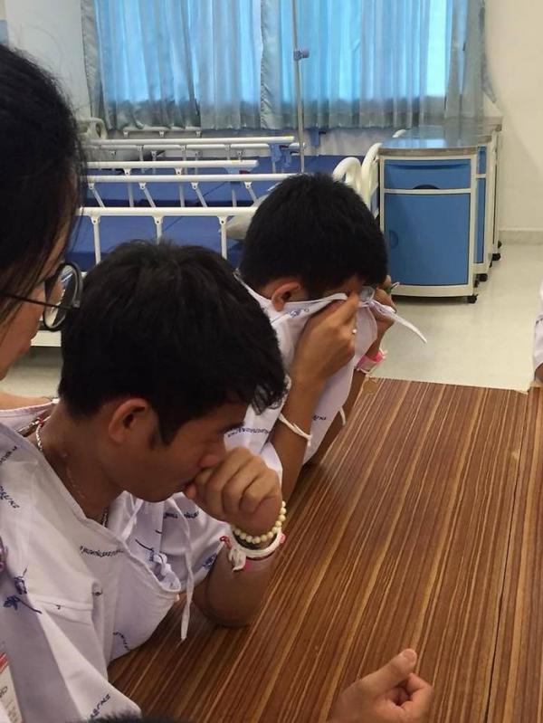 Đội bóng nhí được cứu khỏi hang Tham Luang bật khóc trước sự hy sinh của người cựu đặc nhiệm Thái Lan Đội bóng nhí được cứu khỏi hang Tham Luang bật khóc trước sự hy sinh của người cựu đặc nhiệm Thái Lan