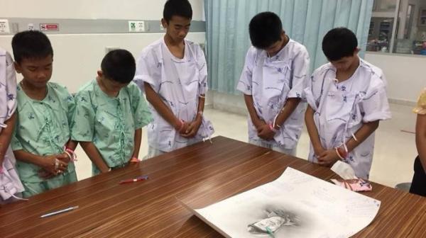 Đội bóng nhí được cứu khỏi hang Tham Luang bật khóc trước sự hy sinh của người cựu đặc nhiệm Thái Lan Đội bóng nhí được cứu khỏi hang Tham Luang bật khóc trước sự hy sinh của người cựu đặc nhiệm Thái Lan