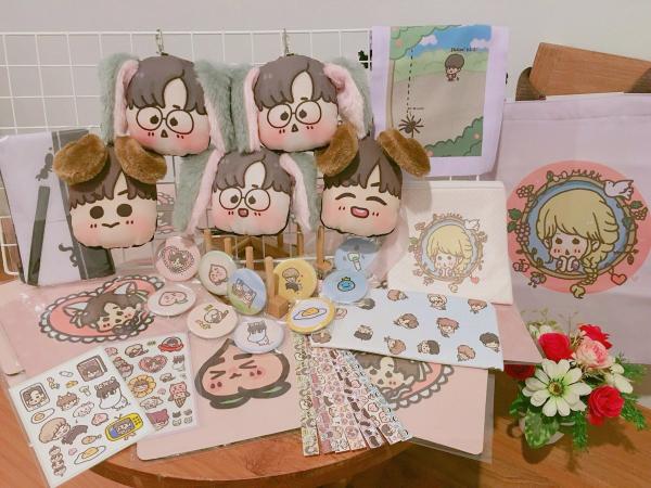 Idol K-Pop và những món fan-goods siêu ngớ ngẩn nhưng lại được bán với giá 'cắt cổ' Idol K-Pop và những món fan-goods siêu ngớ ngẩn nhưng lại được bán với giá 'cắt cổ'