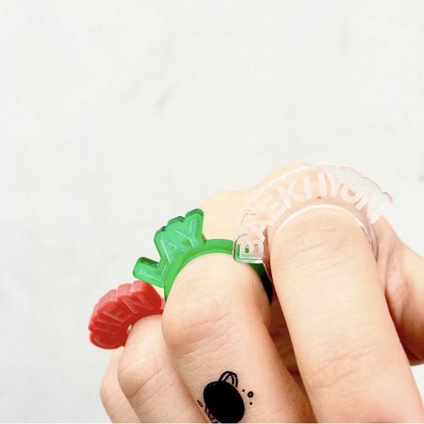 Idol K-Pop và những món fan-goods siêu ngớ ngẩn nhưng lại được bán với giá 'cắt cổ' Idol K-Pop và những món fan-goods siêu ngớ ngẩn nhưng lại được bán với giá 'cắt cổ'