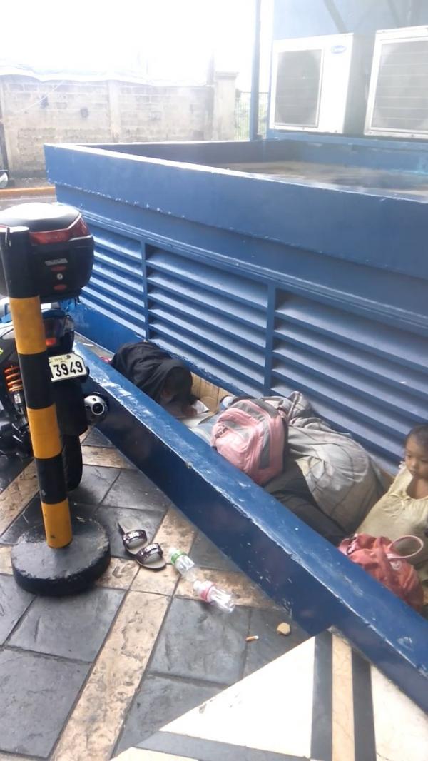 Dù vô gia cư, em nhỏ vẫn quyết tâm đội cả trời mưa to để làm bài tập về nhà Dù vô gia cư, em nhỏ vẫn quyết tâm đội cả trời mưa to để làm bài tập về nhà