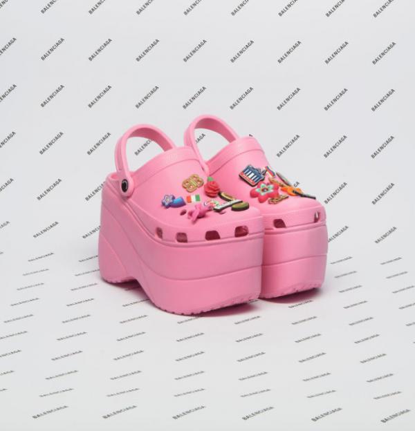 Cả thế giới thời trang 'náo loạn' hết cả lên khi hãng Crocs ra mắt giày cao gót Cả thế giới thời trang 'náo loạn' hết cả lên khi hãng Crocs ra mắt giày cao gót