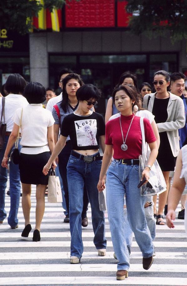 Những bức ảnh màu hiếm có về thế hệ X và thời trang thập niên 90 tại Hàn Quốc Những bức ảnh màu hiếm có về thế hệ X và thời trang thập niên 90 tại Hàn Quốc