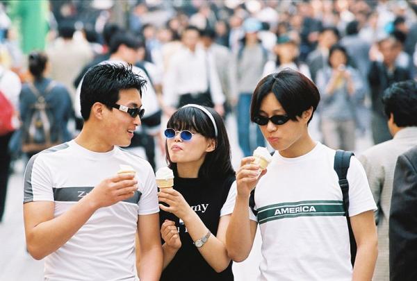 Những bức ảnh màu hiếm có về thế hệ X và thời trang thập niên 90 tại Hàn Quốc Những bức ảnh màu hiếm có về thế hệ X và thời trang thập niên 90 tại Hàn Quốc