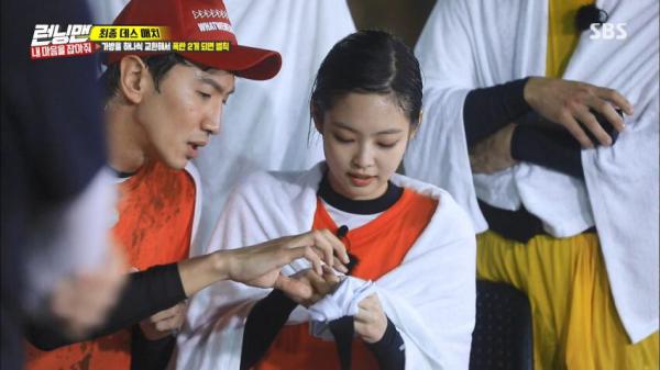 'Em bé mẫu giáo' Jennie (Black Pink) tan nát hình tượng sang chảnh sau khi tham gia 'Running Man' 'Em bé mẫu giáo' Jennie (Black Pink) tan nát hình tượng sang chảnh sau khi tham gia 'Running Man'