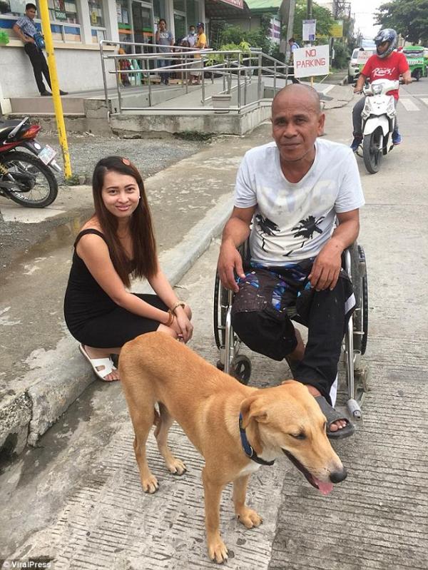 Lòng trung thành bất diệt của chú chó ngày ngày đẩy xe lăn cho chủ Lòng trung thành bất diệt của chú chó ngày ngày đẩy xe lăn cho chủ