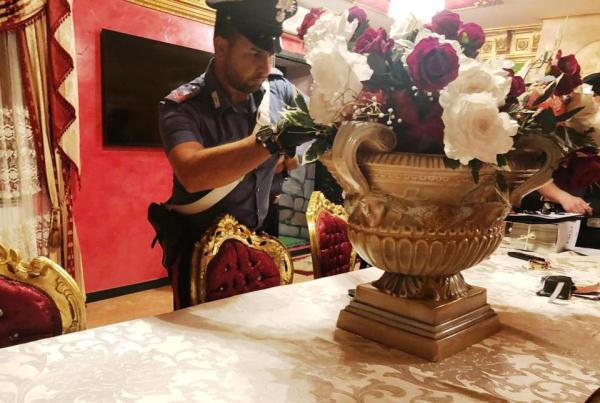 Cảnh tượng lóa mắt bên trong biệt thự dát vàng của thành viên băng đảng Casamonica khét tiếng ở Ý Cảnh tượng lóa mắt bên trong biệt thự dát vàng của thành viên băng đảng Casamonica khét tiếng ở Ý