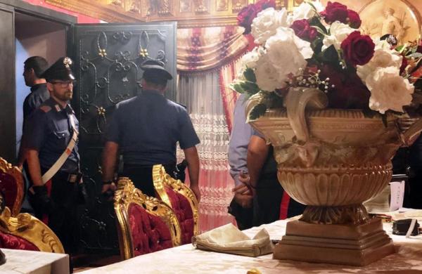 Cảnh tượng lóa mắt bên trong biệt thự dát vàng của thành viên băng đảng Casamonica khét tiếng ở Ý Cảnh tượng lóa mắt bên trong biệt thự dát vàng của thành viên băng đảng Casamonica khét tiếng ở Ý