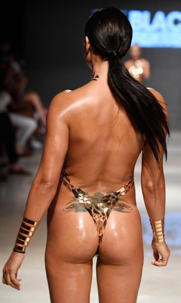 Bikini làm từ... băng keo: Mốt mới của mùa hè chỉ dám mặc mà không dám cởi Bikini làm từ... băng keo: Mốt mới của mùa hè chỉ dám mặc mà không dám cởi